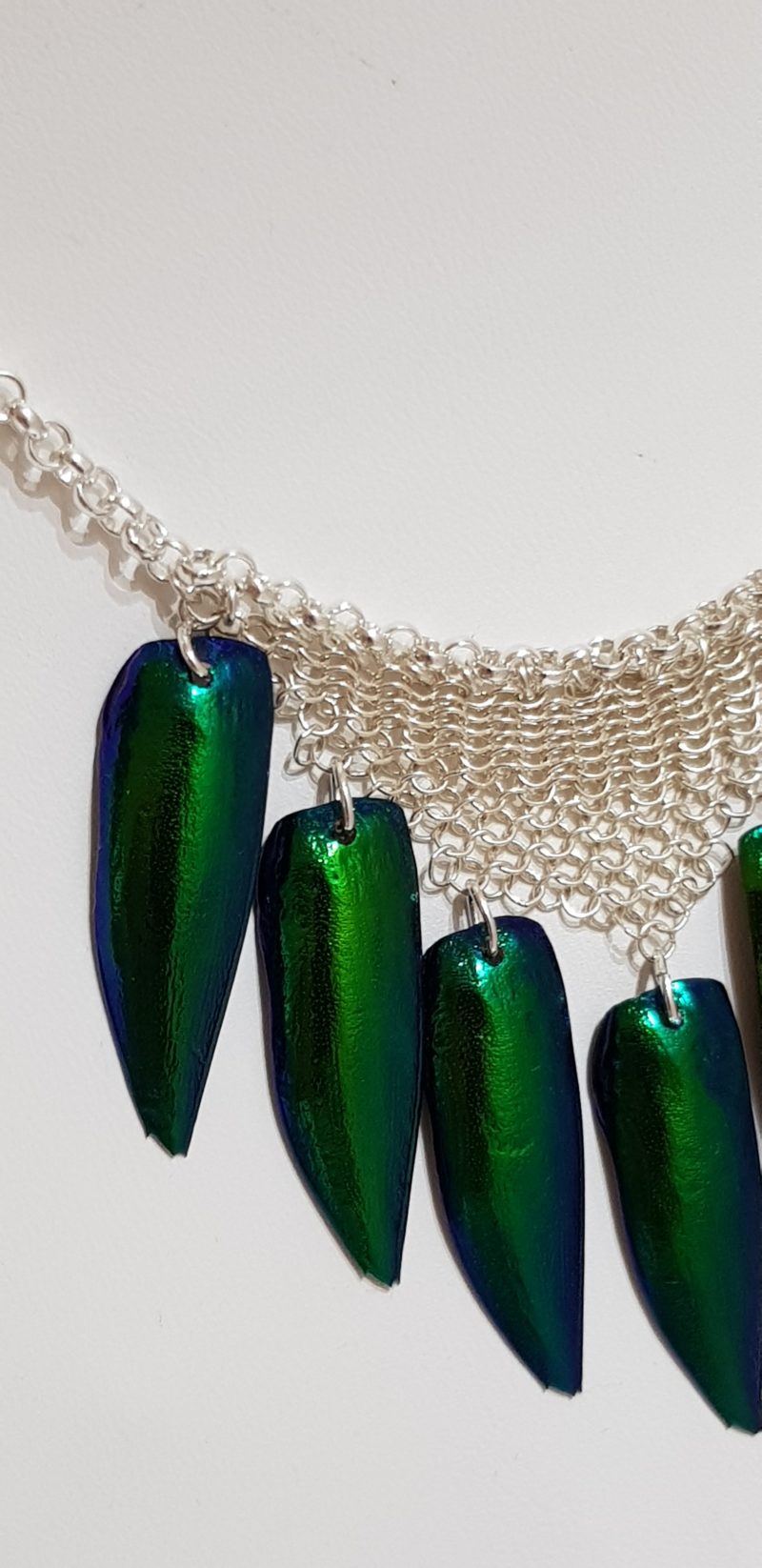 Schillerndes Collier aus Juwelkäferflügel