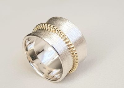 Massiver, breiter Ring aus Sterlingsilber mattiert mit 14Kt Gold Kugelring
