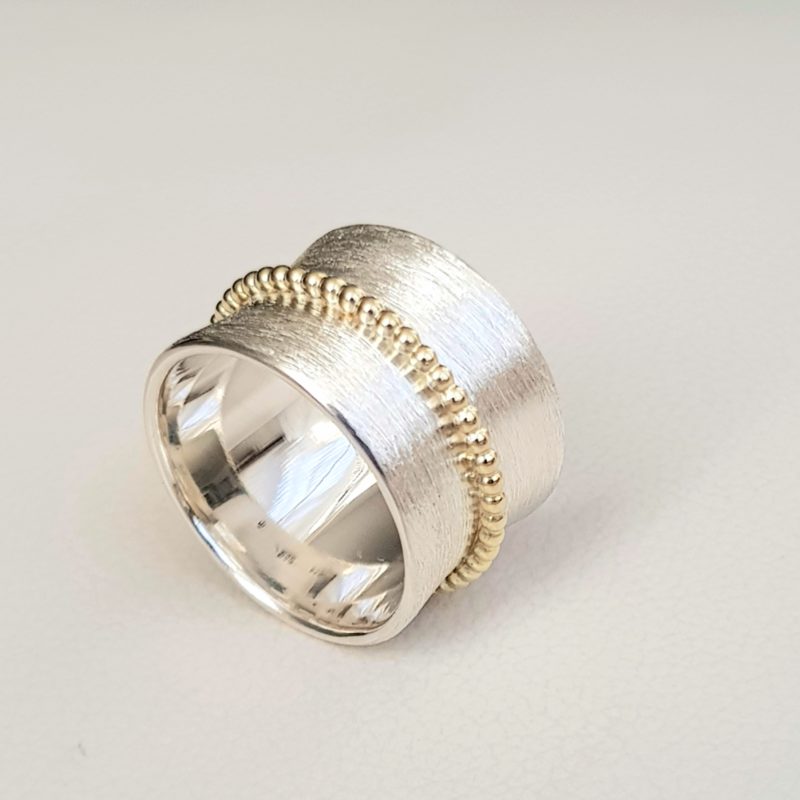 Massiver, breiter Ring aus Sterlingsilber mattiert mit 14Kt Gold Kugelring