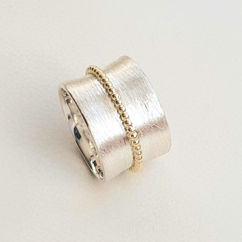 Massiver, breiter Ring aus Sterlingsilber mattiert mit 14Kt Gold Kugelring