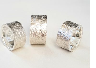 Massive Ringe aus Sterlingsilber mit strukturierter Oberfläche