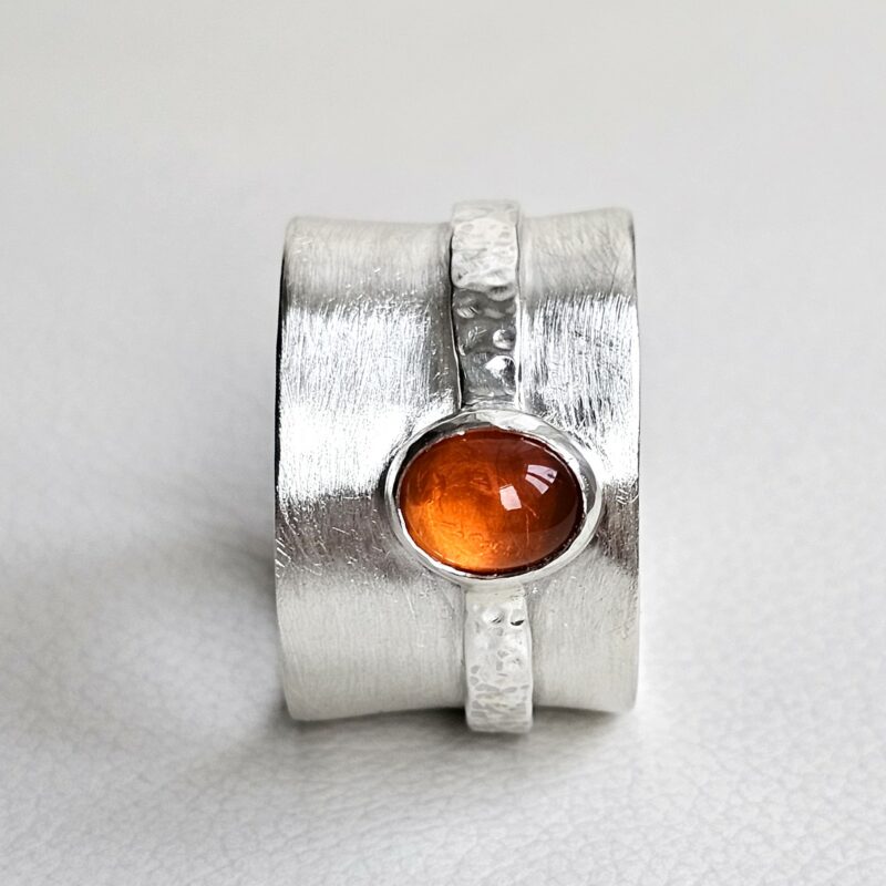 breiter Ring aus Sterlingsilber mattiert und darüber gehämmerter Ring mit Feueropal