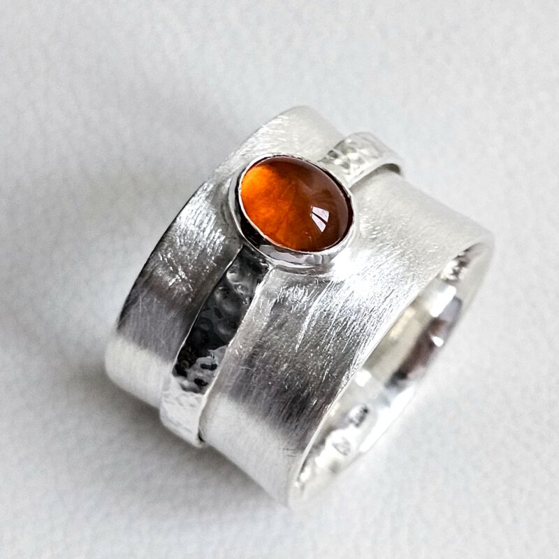 breiter Ring aus Sterlingsilber mattiert und darüber gehämmerter Ring mit Feueropal