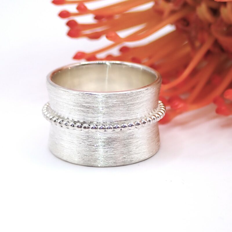 Extra breiter Ring aus Sterlingsilber mattiert mit glänzendem Kugelring mittig aus Sterlingsilber