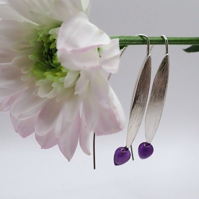 Blatt-Ohrringe aus Sterlingsilber mit kleinen Amethyst-Tropfen, insgesamt 6cm lang.