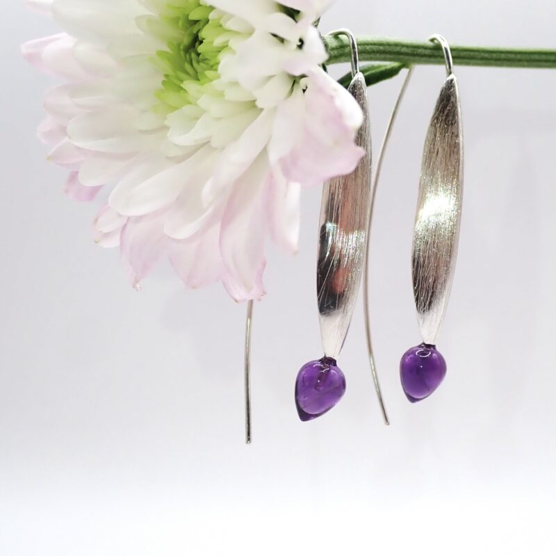 Blatt-Ohrringe aus Sterlingsilber mit kleinen Amethyst-Tropfen, insgesamt 6cm lang.