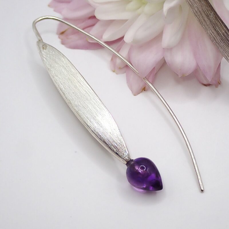 Blatt-Ohrringe aus Sterlingsilber mit kleinen Amethyst-Tropfen, insgesamt 6cm lang.