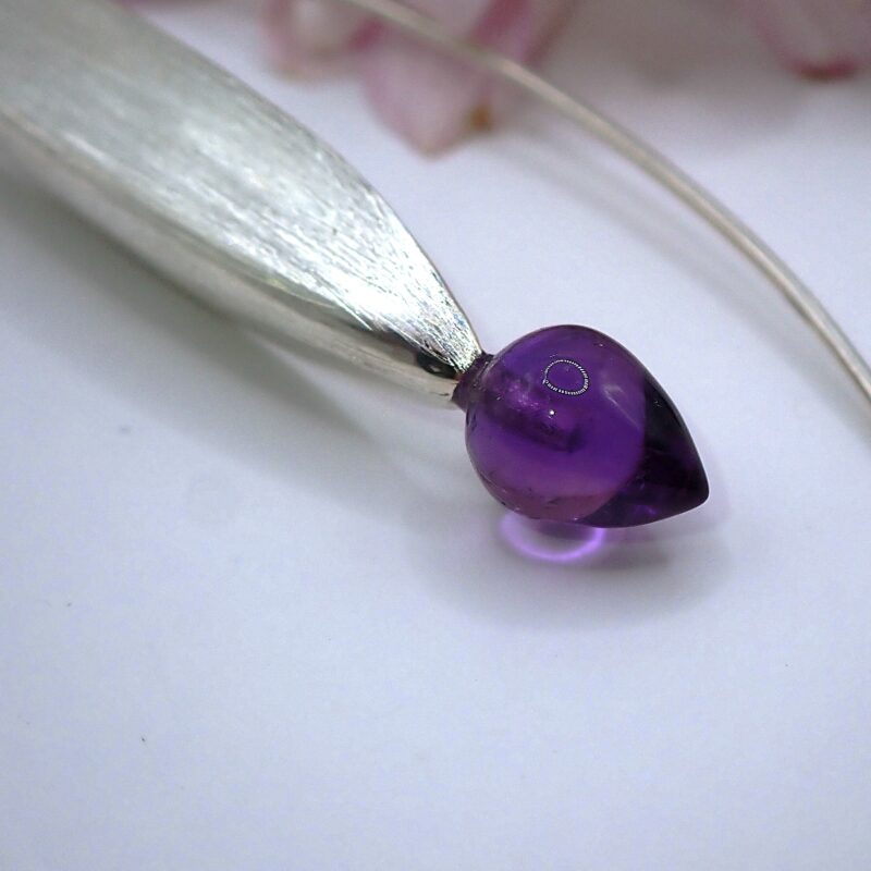 Blatt-Ohrringe aus Sterlingsilber mit kleinen Amethyst-Tropfen, insgesamt 6cm lang.