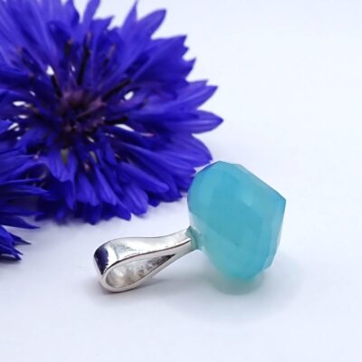 Handgefertigter Anhänger aus Sterlingsilber mit facettiertem Aqua-Chalcedon in Zwiebelform