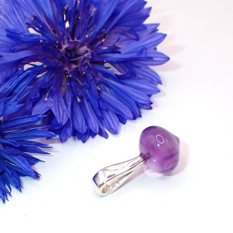 Handgefertigter Anhänger aus Sterlingsilber mit Amethyst in Zwiebelform