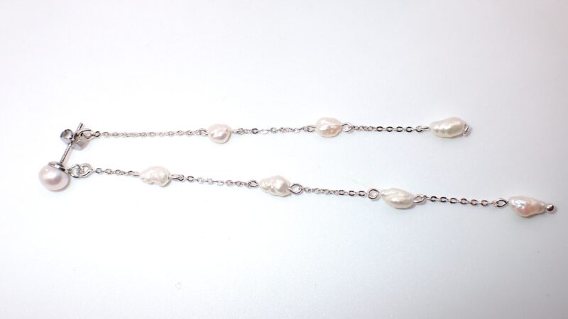 Handgemachte Perlen-Ohrringe aus Sterlingsilber und rhodiniert, mit weißen Süßwasser-Barockperlen und oben 2 weißen Boutonperlen, ca. 10cm lang