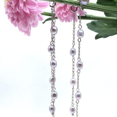 Handgemachte Perlen-Ohrringe aus Sterlingsilber und rhodiniert, mit grauen, ovalen Süßwasserperlen und oben 2 grauen Boutonperlen, ca. 9cm lang