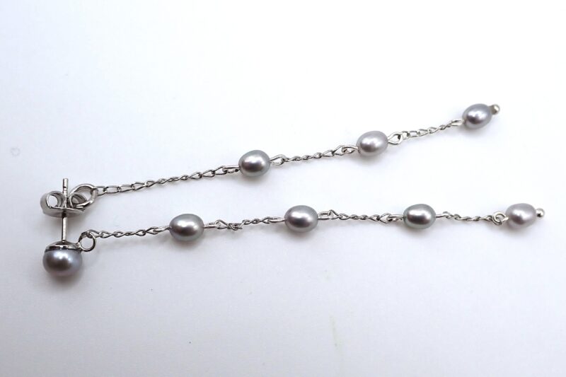 Handgemachte Perlen-Ohrringe aus Sterlingsilber und rhodiniert, mit grauen, ovalen Süßwasserperlen und oben 2 grauen Boutonperlen, ca. 9cm lang