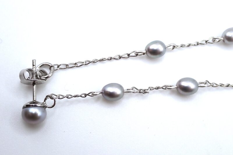 Handgemachte Perlen-Ohrringe aus Sterlingsilber und rhodiniert, mit grauen, ovalen Süßwasserperlen und oben 2 grauen Boutonperlen, ca. 9cm lang