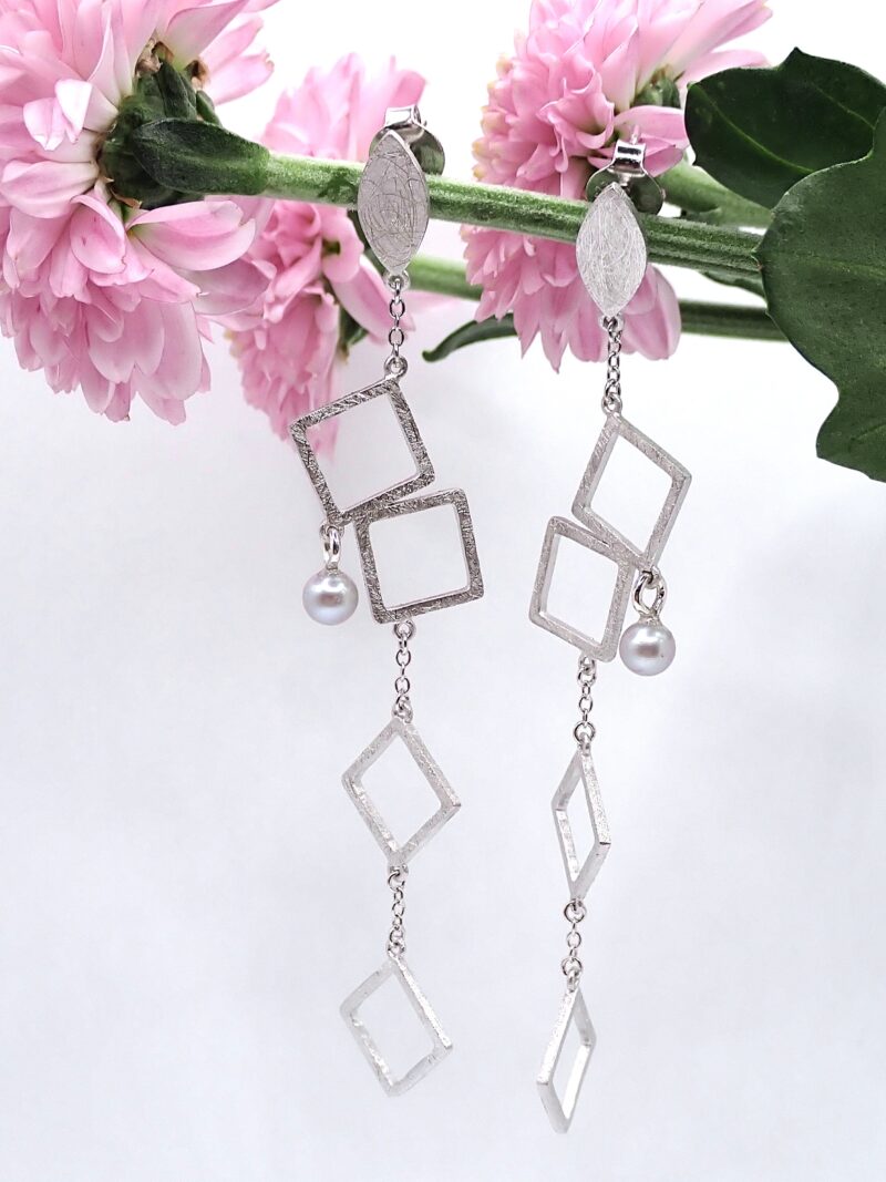 Ohrringe aus Sterlingsilber und rhodiniert, mit einer kleinen echen, grauen Perle, ca. 7,5cm lang