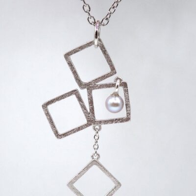 Anhänger aus Sterlingsilber und rhodiniert, mit einer kleinen echen, grauen Perle, ca. 4cm lang
