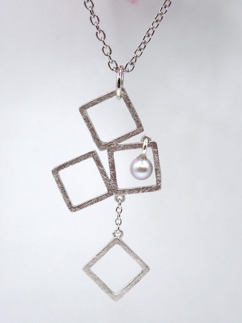 Anhänger aus Sterlingsilber und rhodiniert, mit einer kleinen echen, grauen Perle, ca. 4cm lang