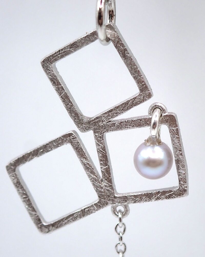 Anhänger aus Sterlingsilber und rhodiniert, mit einer kleinen echen, grauen Perle, ca. 4cm lang
