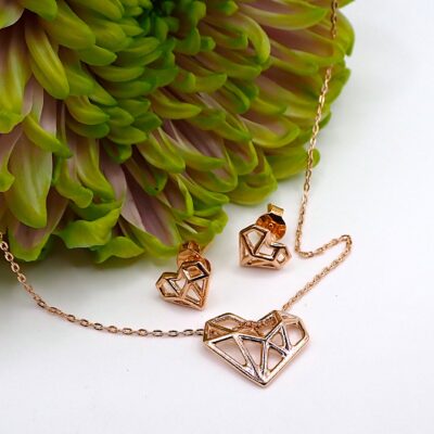 Herzkette aus Sterlingsilber und Rosé vergoldet, Herz 15,5x13mm, Kette in Länge von 38cm bis 44cm erhältlich. Dazu passende Ohrstecker, 9x8mm.